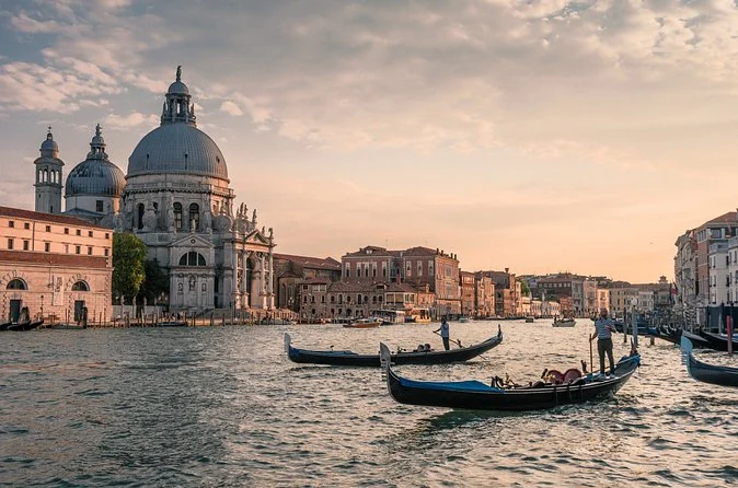 Gemeinsame Gondelfahrt auf dem Canal Grande mit Geschichten